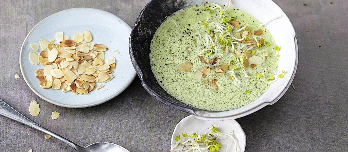 Gesunde Ernährung und Rezepte bei Schuppenflechte (Psoriasis) - Spargel-Kräuter-Suppe Spargel-Kräuter-Suppe