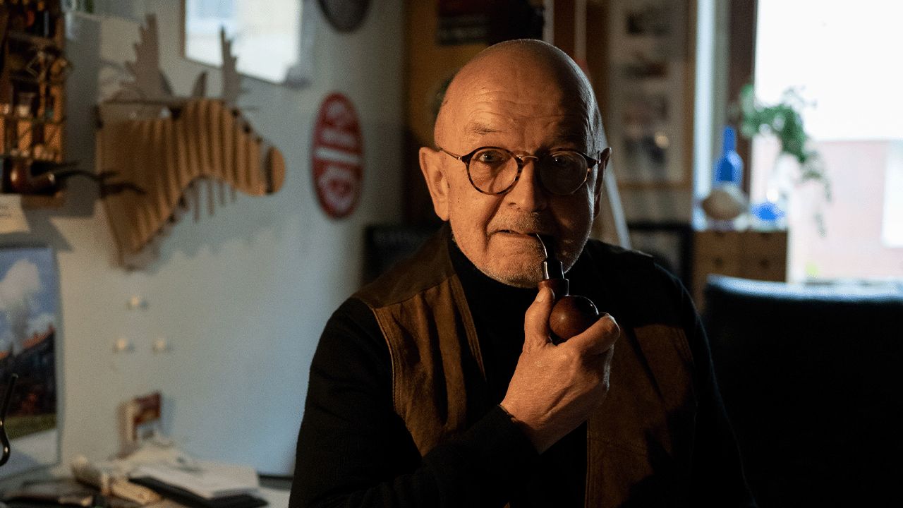 Harald mit Pfeife in der Werkstatt