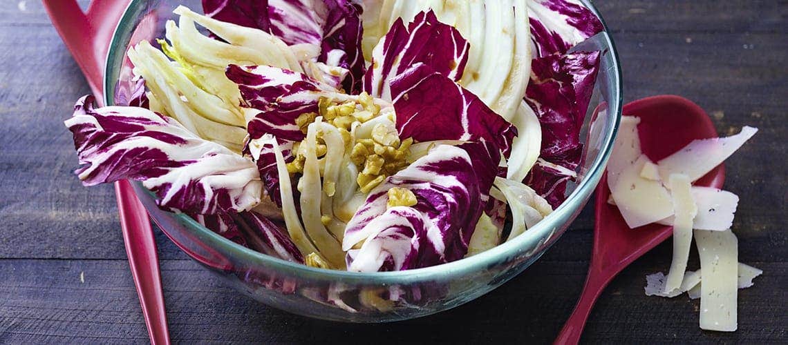 Gesunde Ernährung bei Schuppenflechte - Rezept: Walnuss-Fenchel-Salat mit Parmesan Walnuss-Fenchel-Salat mit Parmesan