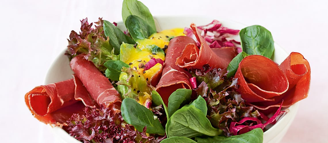 Rezept bei Schuppenflechte: Wintersalat mit Bündnerfleisch