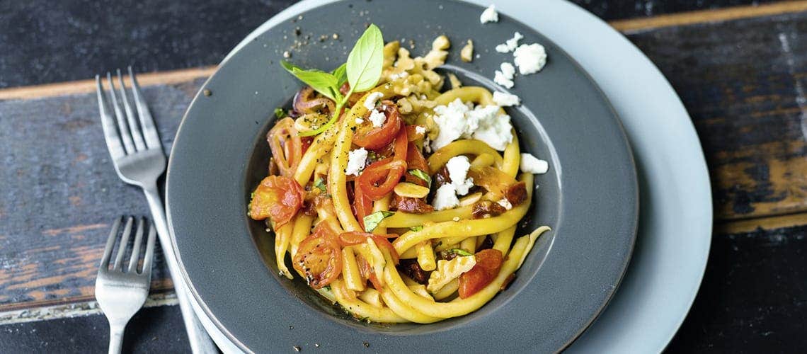 Leckeres und gesundes Rezept bei Schuppenflechte: Paprika-Pasta mit Feta und Walnüssen Paprika-Pasta mit Feta und Walnüssen