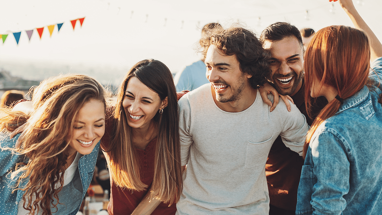 leben-mit-ced-ernaehrung-hero Eine Gruppe Freunde feiert ausgelassen
