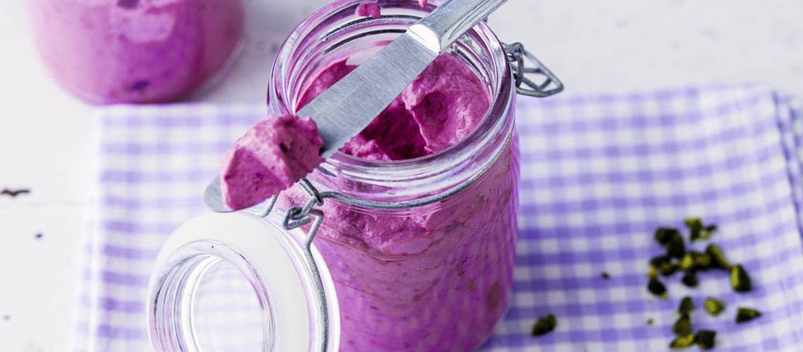 Rezept für eine entzündungshemmende Ernährung bei Schuppenflechte (Psoriasis): Brombeer-Frischkäse-Aufstrich Brombeer-Frischkäse-Aufstrich