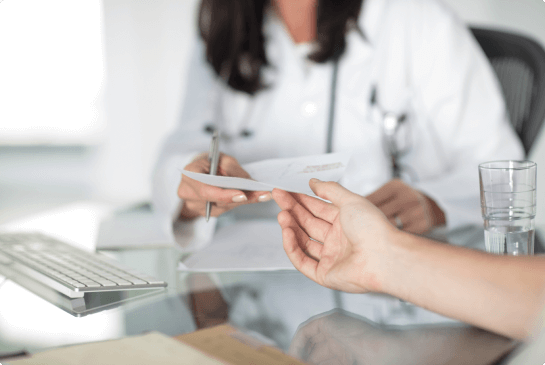 Einer Patientin mit Colitis ulcerosa wird ihr nächster Kontroll-Termin zur Überwachung des Krankheitsstatus ausgehändigt.