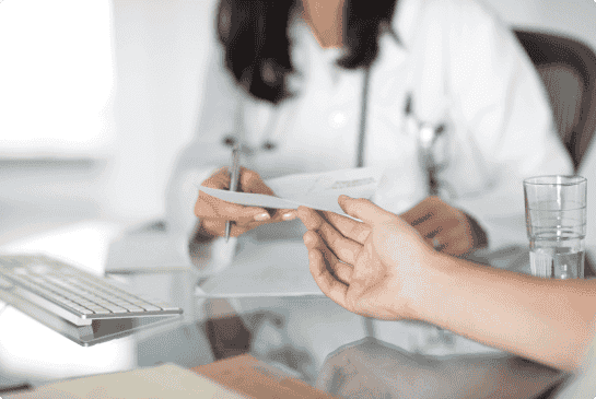 Der Verlauf und der Status des Morbus Crohn werden in regelmäßigen Verlaufskontrollen überwacht.    Eine Patientin mit Morbu Crohn bekommt ihren nächsten Kontroll-Termin zur Überwachung des Krankheitsstatus ausgehändigt.