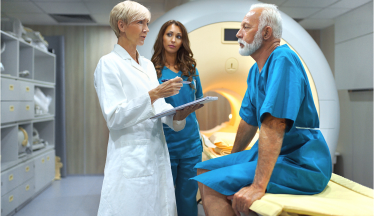 Ärzte in einem Krankenhaus, die einen Patienten betreuen.