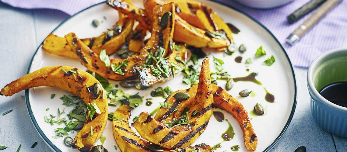 Rezept für eine gesunde und ausgewogene Ernährung bei Schuppenflechte: Kürbisspalten mit Knusperkernen Kürbisspalten mit Knusperkernen