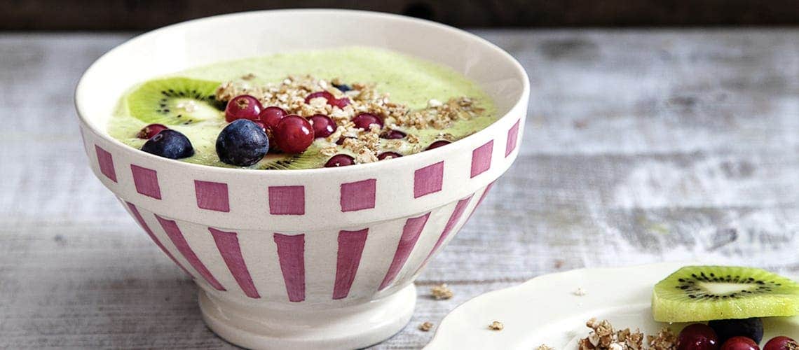 Entzündungshemmendes Rezept bei Schuppenflechte: Smoothiebowl mit Knuspertopping Smoothiebowl mit Knuspertopping