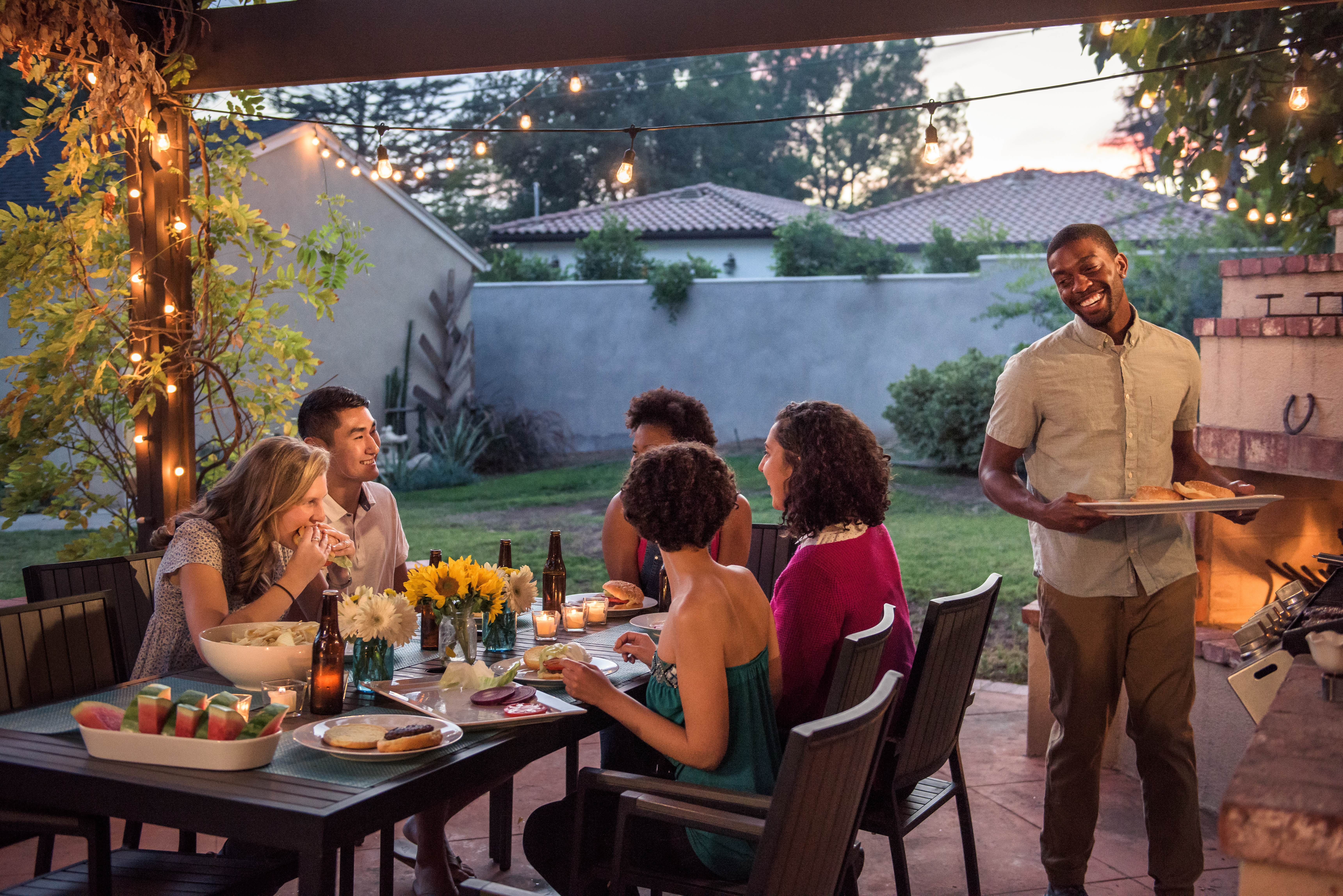 Wer fünf Tage diszipliniert gegessen hat, wer auf eine ausgewogene Nahrung mit vielen Ballaststoffen geachtet hat und nun am Freitagabend den ganz profanen Wunsch nach einer Pizza verspürt – der sollte diesem Wunsch nachkommen.