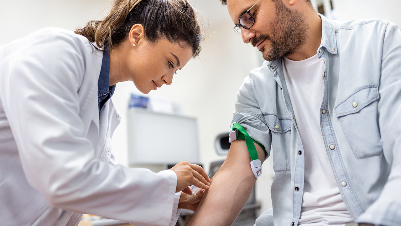 Ärztin untersucht den Unterarm eines Patienten während einer medizinischen Untersuchung