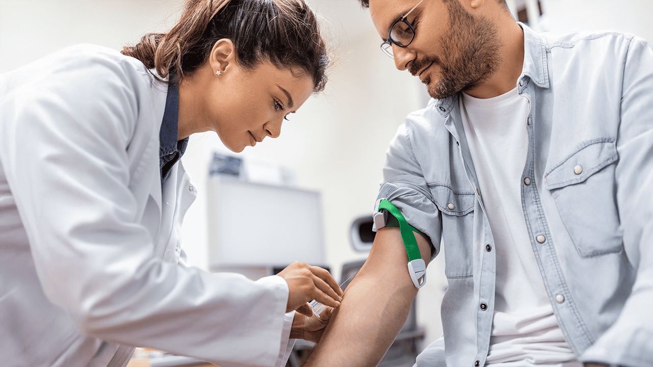 Petechien ärztlich abklären: Untersuchung bei auffälligen Hautveränderungen Ärztin untersucht den Unterarm eines Patienten während einer medizinischen Untersuchung