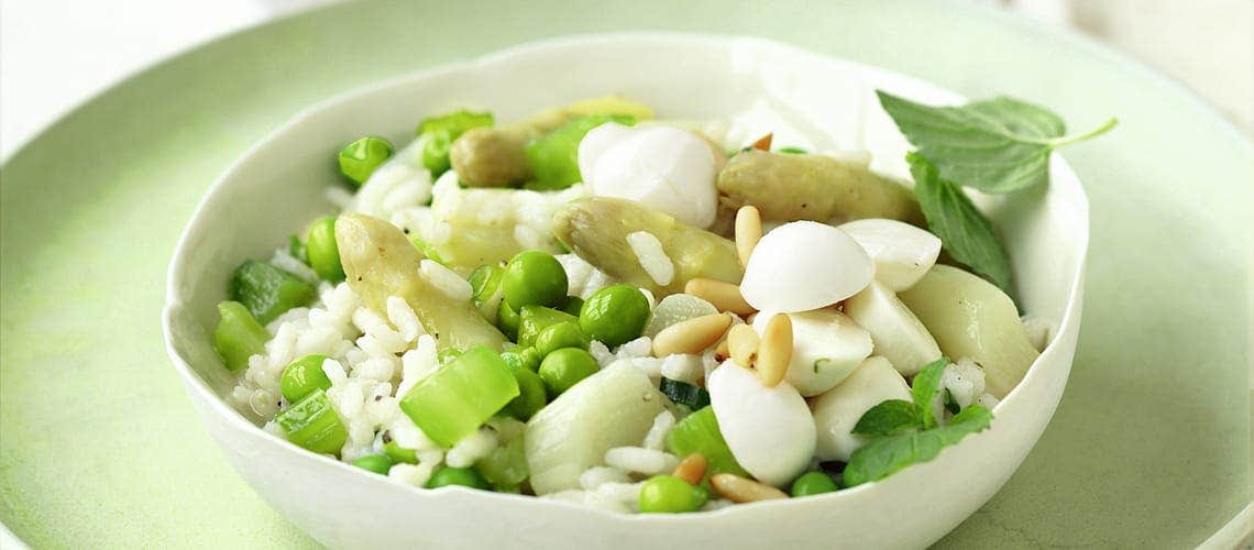 Rezept für eine entzündungshemmende Ernährung bei Schuppenflechte (Psoriasis): Frühlingsgemüse-Risotto mit Minze & Mini-Mozzarella Frühlingsgemüse-Risotto mit Minze & Mini-Mozzarella