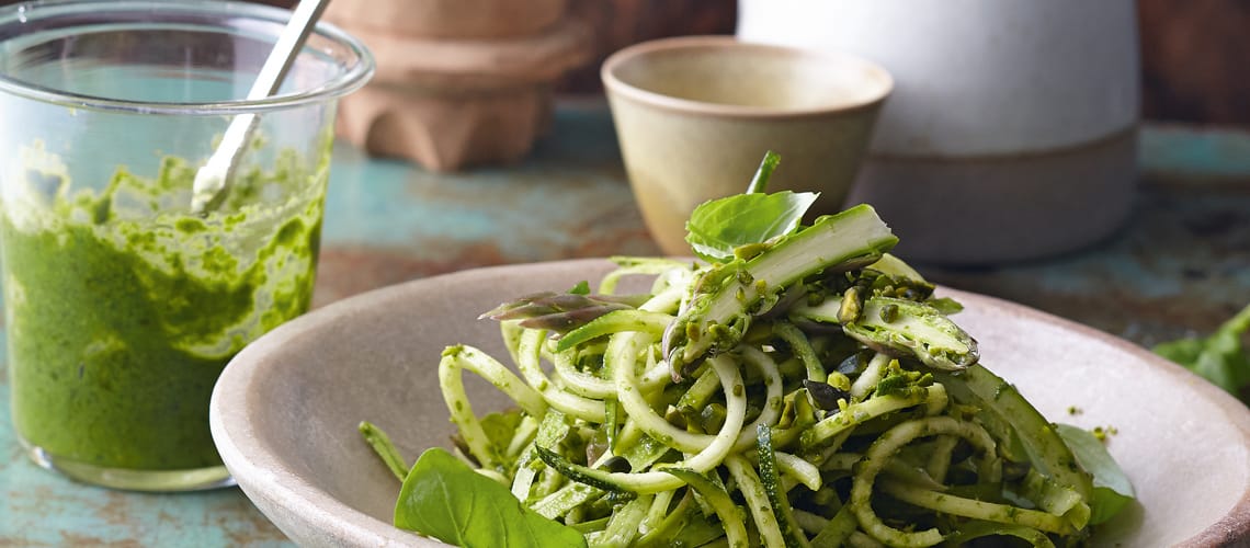 Rezept bei Schuppenflechte: Zucchini mit grünem Spargel und Pistazienpesto