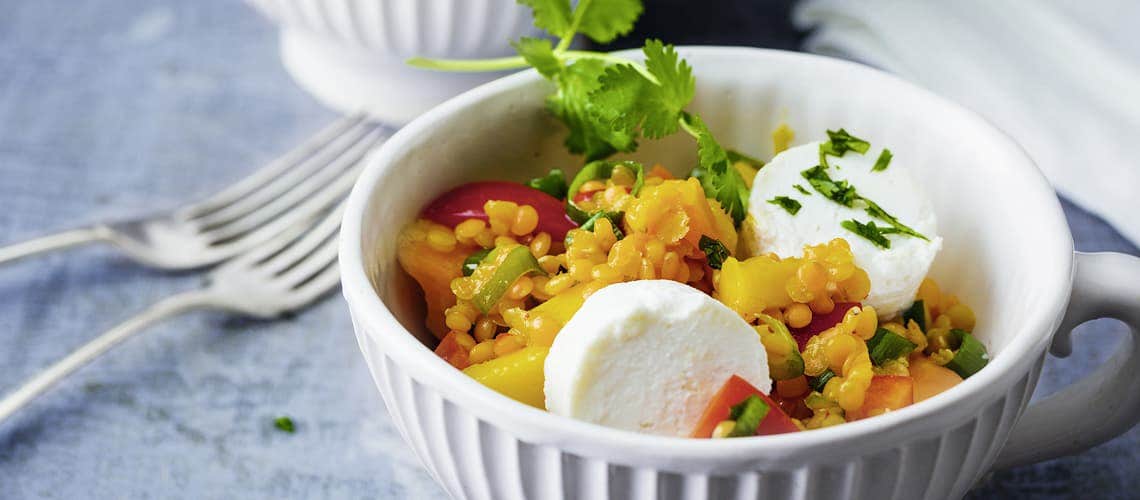 Rezept für eine gesunde und ausgewogene Ernährung bei Schuppenflechte: Bunter Linsensalat mit Ziegenfrischkäse Bunter Linsensalat mit Ziegenfrischkäse