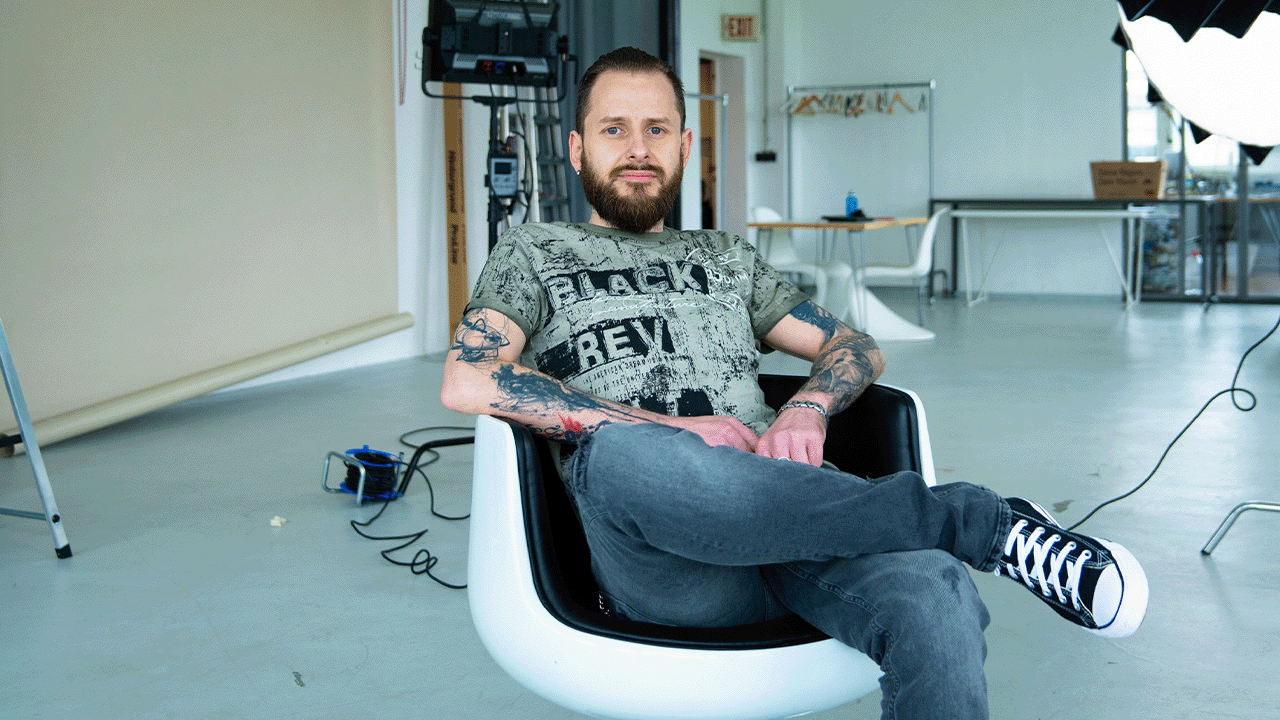 Felix sitzt hinter den Kulissen