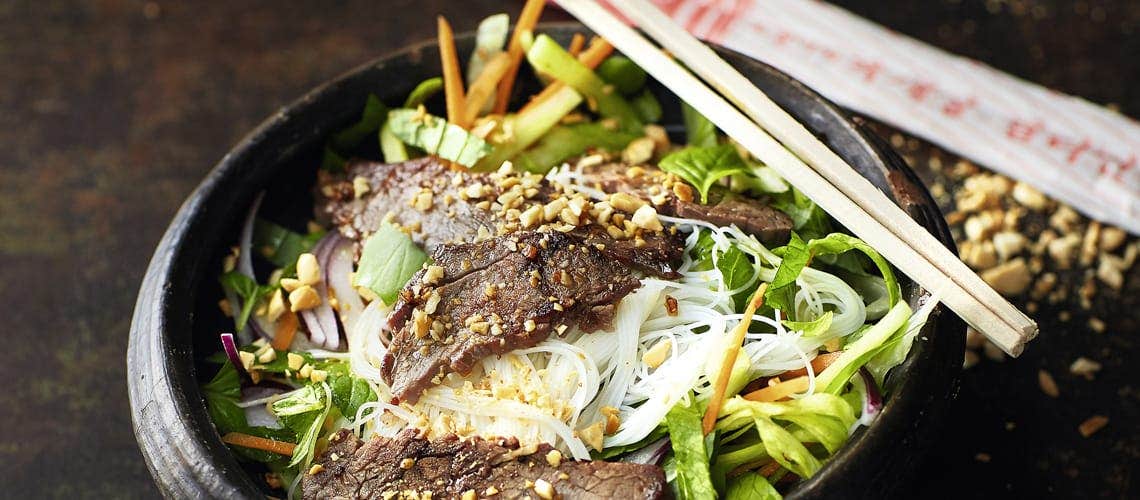 Rezept für eine gesunde und ausgewogene Ernährung bei Schuppenflechte: Lauwarmer Salat mit Rindfleisch, Reisnudeln und Thai-Dressing Lauwarmer Salat mit Rindfleisch, Reisnudeln und Thai-Dressing