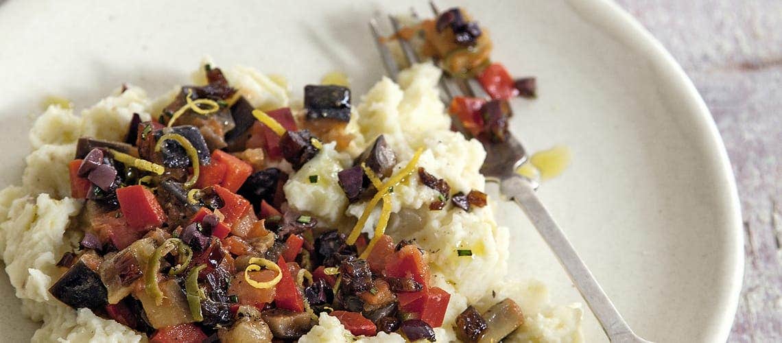 Rezept für eine gesunde und ausgewogene Ernährung bei Schuppenflechte: Kartoffel-Sellerie-Stampf mit lauwarmer Auberginen-Paprika-Stippe Kartoffel-Sellerie-Stampf mit lauwarmer Auberginen-Paprika-Stippe