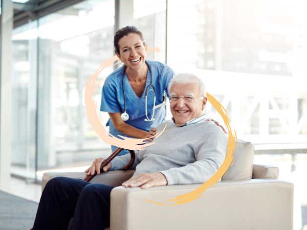 Lungenhochdruck Therapie: Ärztin im Gespräch mit älterem Patienten
