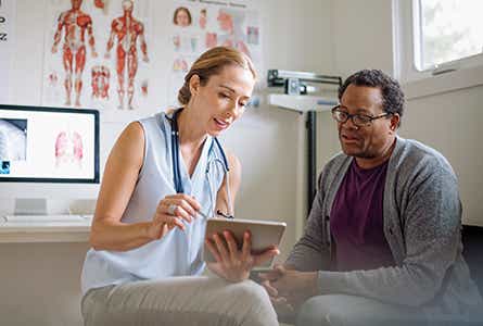 Lungenhochdruck Therapie: Ärztin im Gespräch mit älterem Patienten Lungenhochdruck Therapie: Ärztin im Gespräch mit älterem Patienten