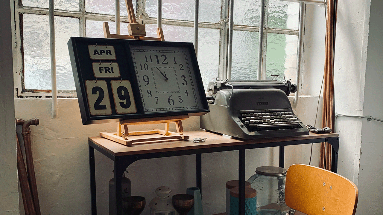 Uhr und Schreibmaschine 