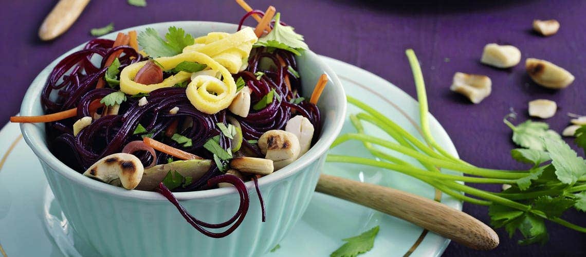 Gesunde Ernährung bei Schuppenflechte - Rezept: Winter-Glasnudelsalat mit Omelett Winter-Glasnudelsalat mit Omelett