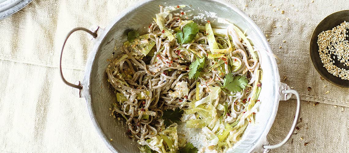 Rezept für eine gesunde und ausgewogene Ernährung bei Schuppenflechte: Limetten-Lauch mit Soba-Nudeln Limetten-Lauch mit Soba-Nudeln