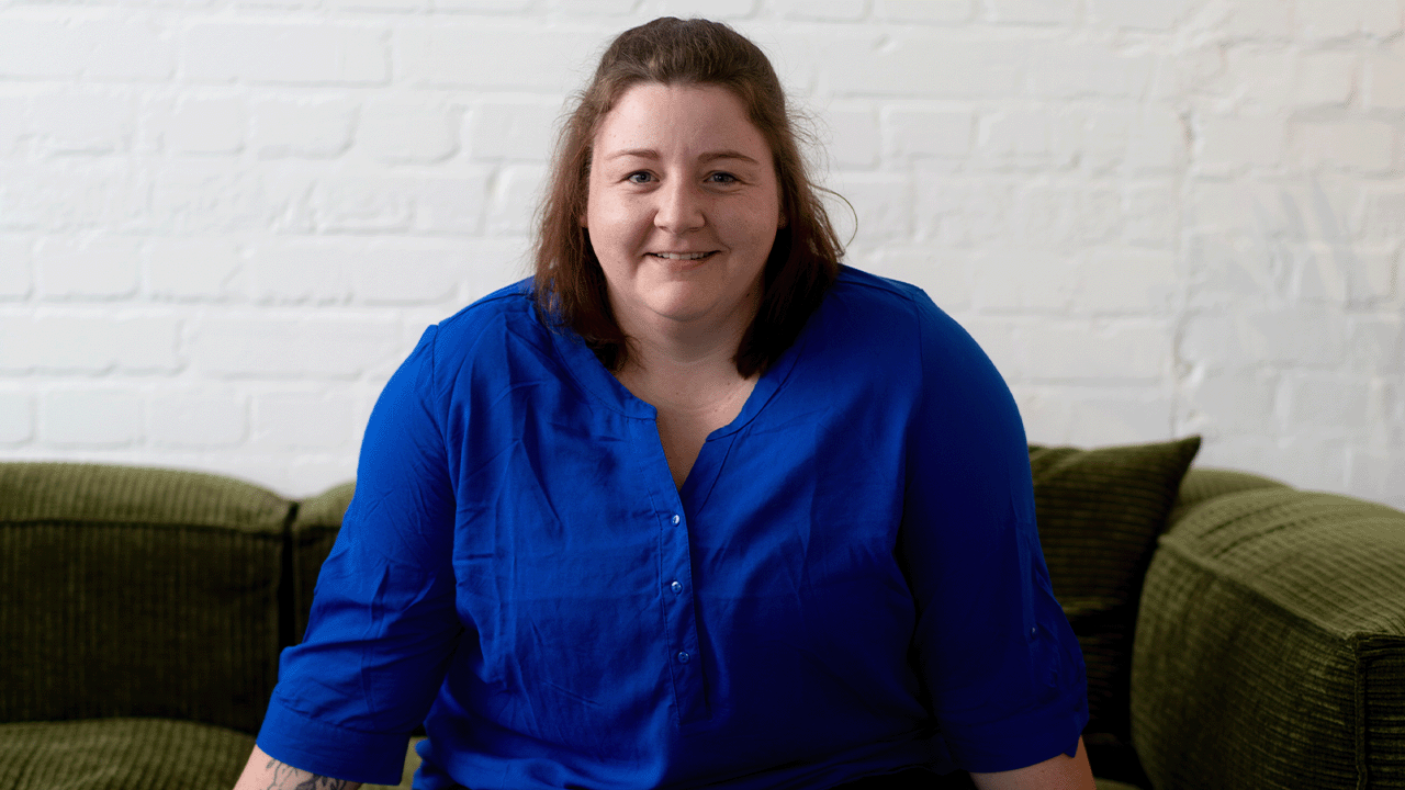 Jenny sitzt auf dem Sofa