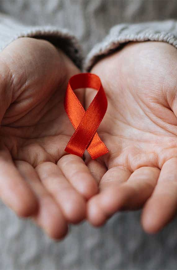 HIV steht für Humanes Immundefizienz-Virus (menschliches Immunschwäche-Virus).
