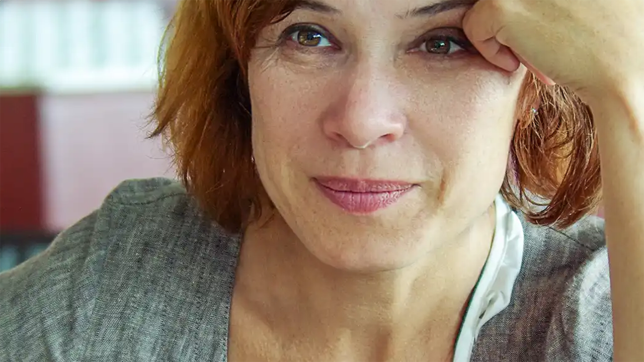 Dame schaut optimistisch nach vorn