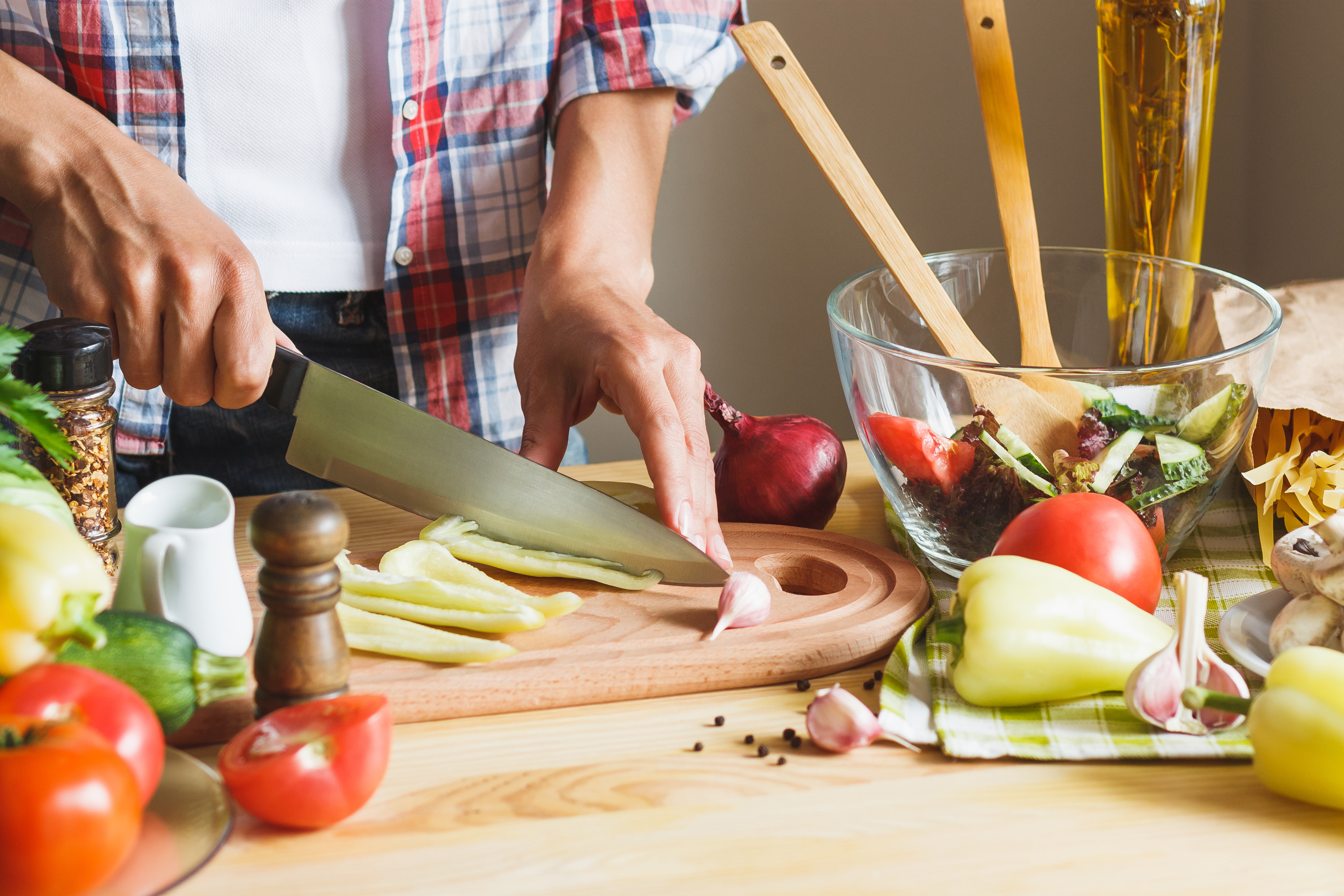 Forscher:innen können zwar mit funktionaler Bildgebung arbeiten oder mit Blutwerten, doch ist das Nervengewebe der entsprechenden Kerngebiete im Gehirn, dort wo die Erkrankung am sichtbarsten wäre, der Forschung weitgehend versperrt.