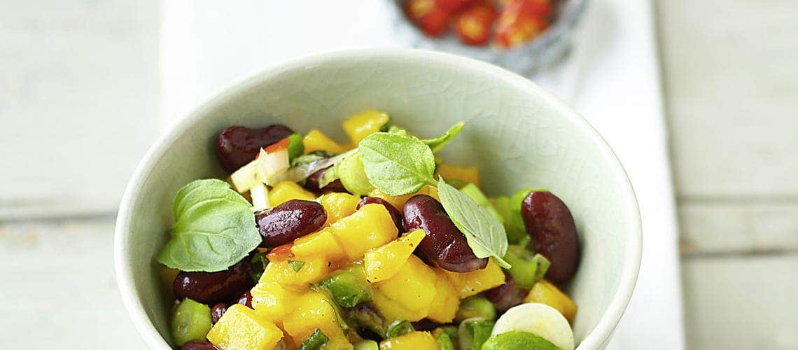 Gesunde Ernährung und Rezepte bei Schuppenflechte (Psoriasis) - Kartoffelsuppe mit Krabben Bohnen-Mango-Salat mit Minze