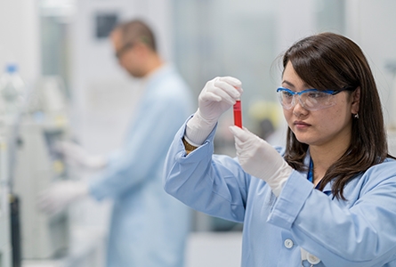 Blutuntersuchung Lungenhochdruck: Laborantin am Computer