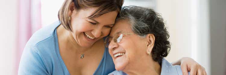Ältere und jüngere Frau lachen gemeinsam