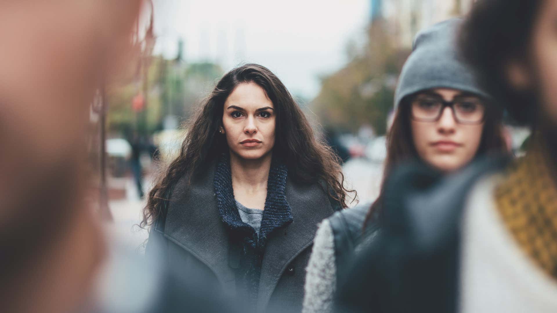 Fokus auf Frau in Menschengruppe