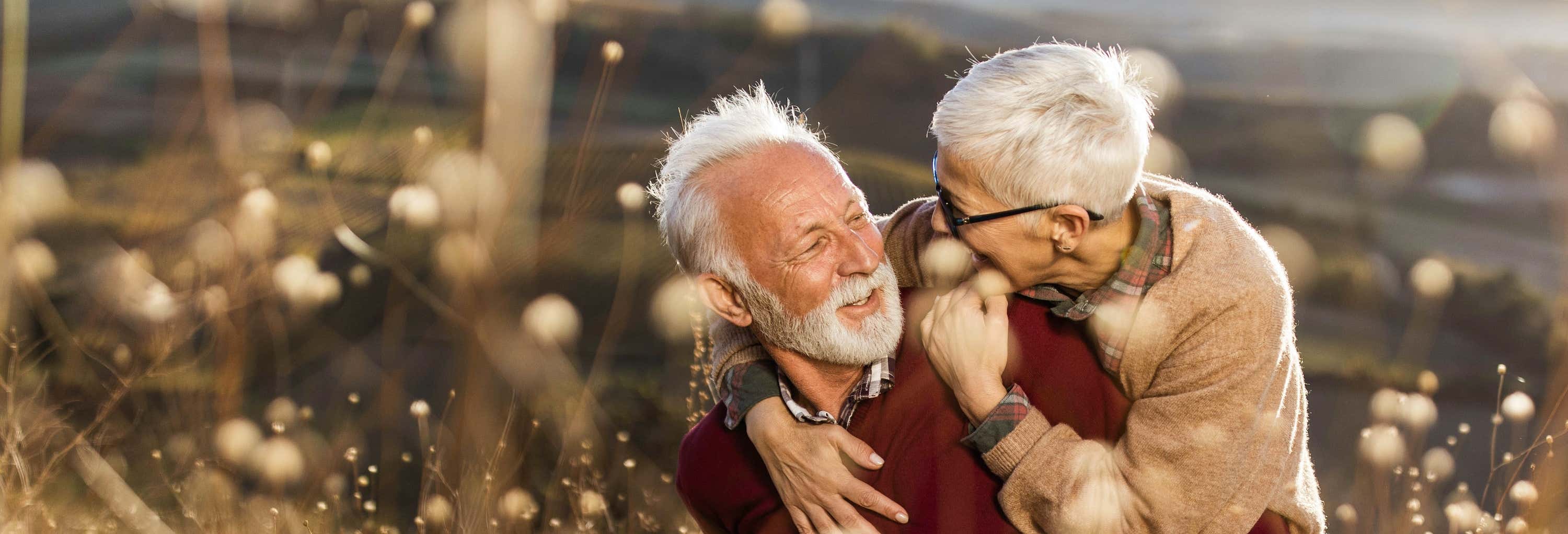 Älteres Paar umarmt sich