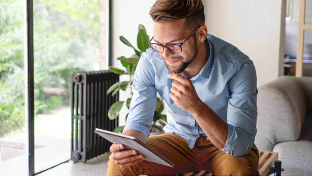 Junger Mann recherchiert im Internet Behandlungsoptionen bei Psoriasis Junger Mann recherchiert im Internet Behandlungsoptionen bei Psoriasis