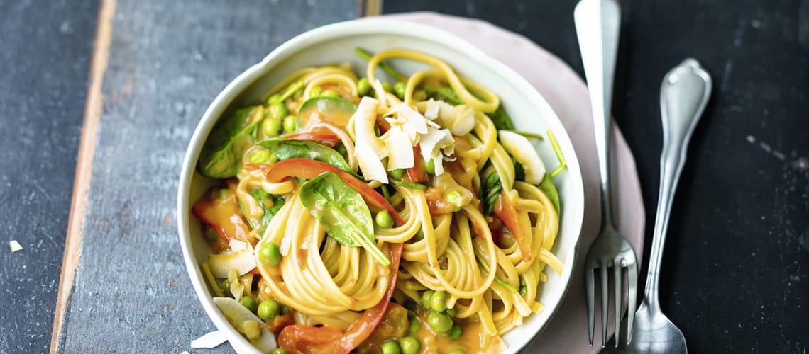 Rezept Schuppenflechte: Kokos-Tomaten-Nudeln mit Spinat