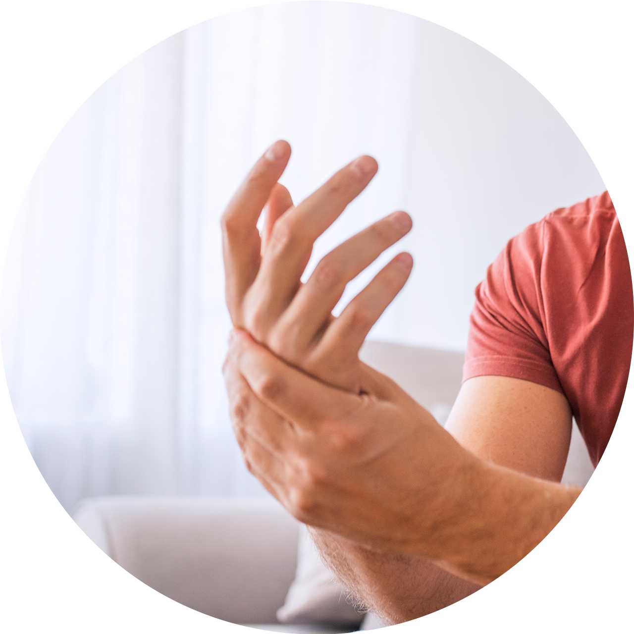 Psoriasis-Arthritis: Mann mittleren Alters hält sich sein schmerzendes Handgelenk