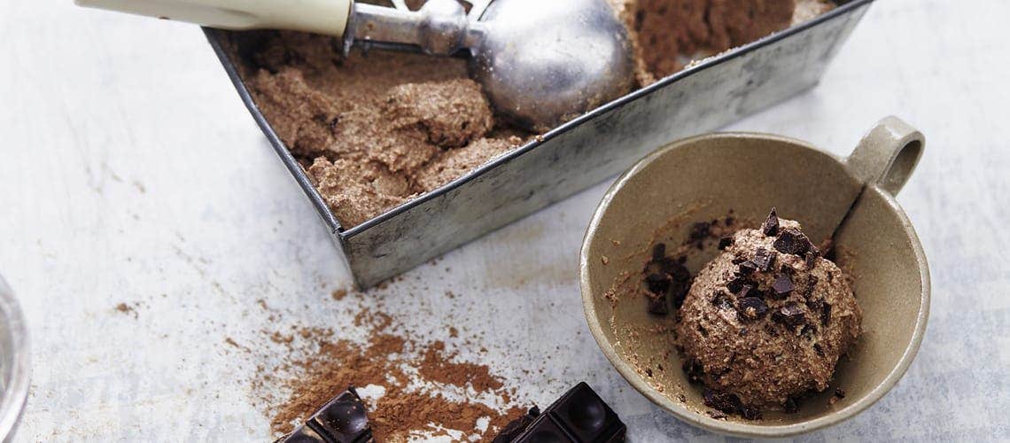 Schokoladen-Nuss-Eis mit Mesquite