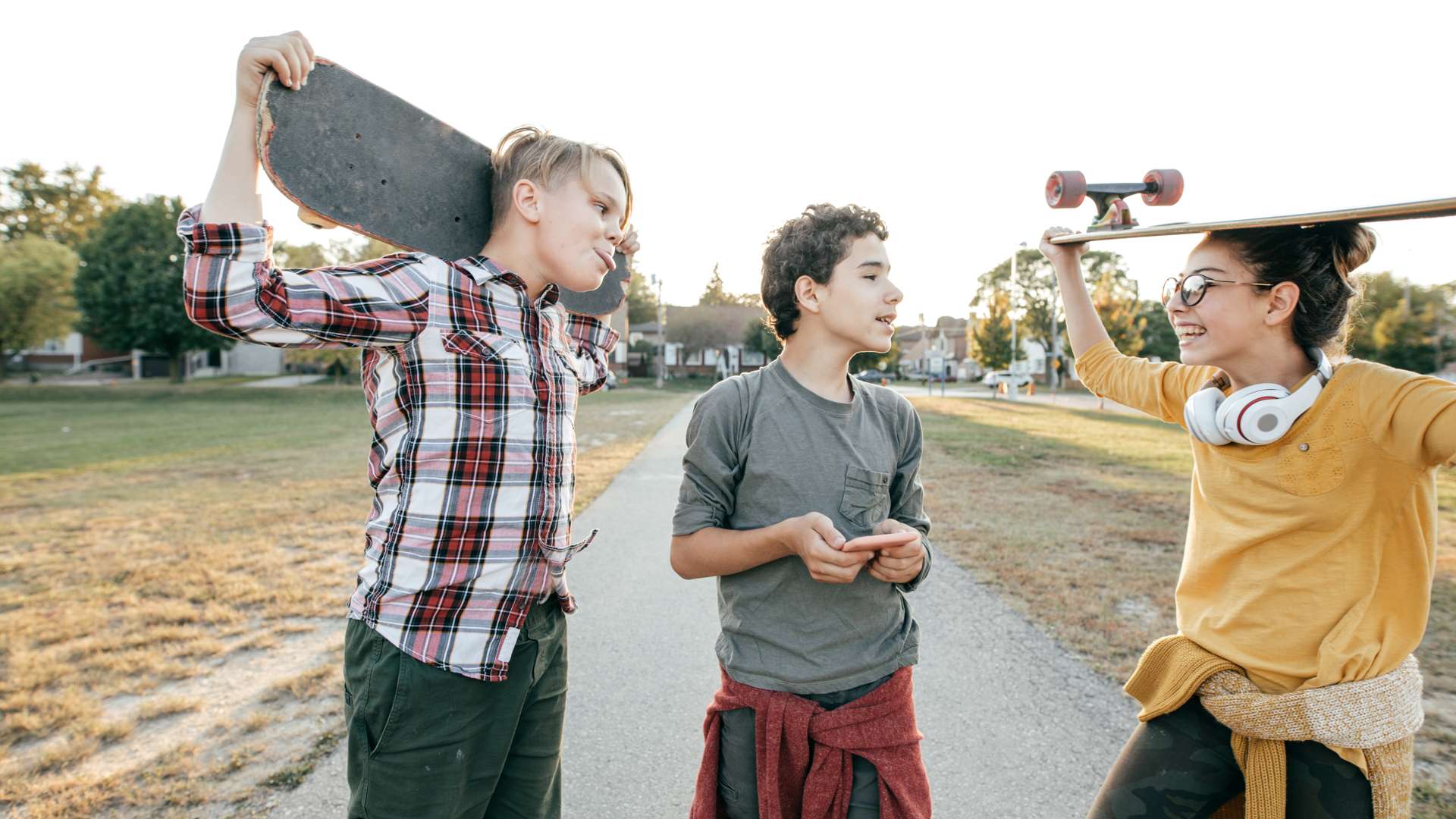 Mehr vom Tag Kinder mit Skateboards Mehr vom Tag Kinder mit Skateboards