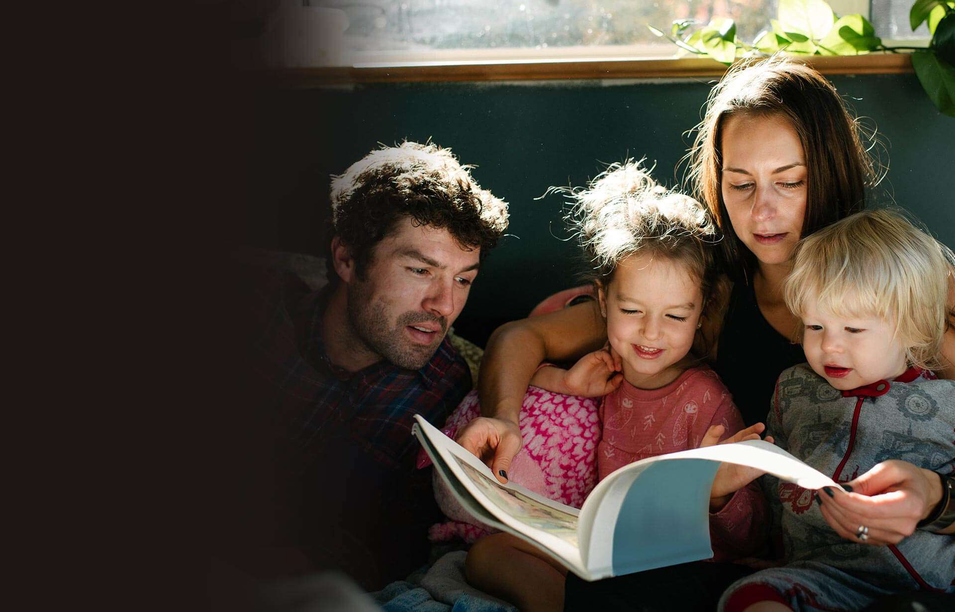 Junge Familie informiert sich gemeinsam über Hilfe bei erblichen Netzhauterkrankungen Ein junge Familie informiert sich gemeinsam in einem Buch über Hilfe bei erblichen Netzhauterkrankungen