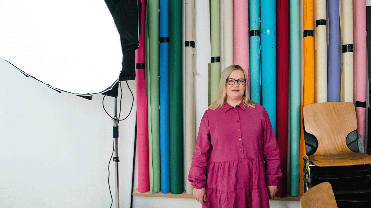 Nicole vor verschiedenen Fotohintergründen