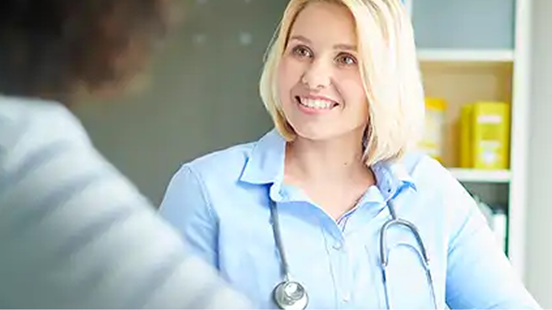 Patientin und Ärztin bei der Aufklärung über mögliche Psoriasis-Behandlungen