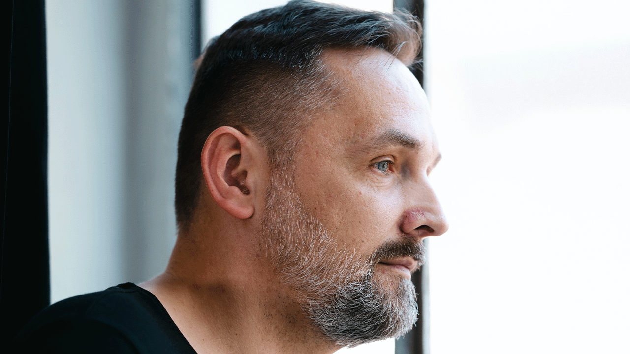 Michael B schaut aus dem Fenster