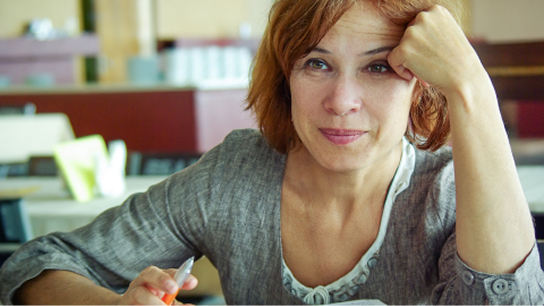 Psoriasis-Patientin macht sich Gedanken über ihren bevorstehenden Arzttermin