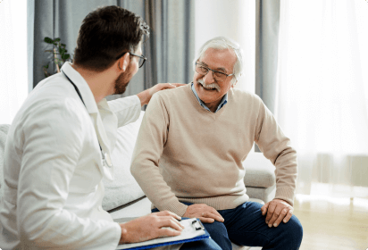 Ein älterer Mann mit Morbus Crohn bespricht mit seinem Arzt seinen Krankheitsverlauf und mögliche Komplikationen.