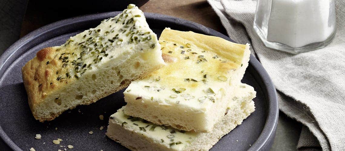 Gesunde Ernährung bei Schuppenflechte - Rezept: Schnittlauchrahmkuchen mit Kräutersalat Schnittlauchrahmkuchen mit Kräutersalat