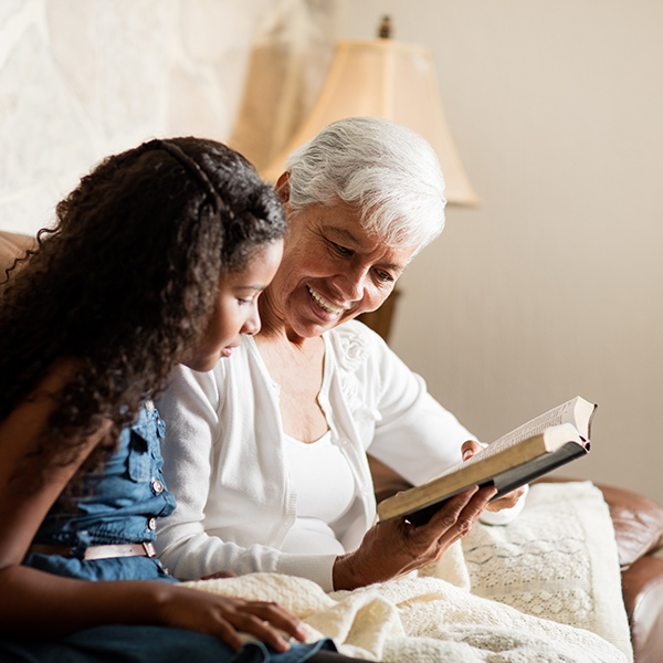 Vererbung von Lungenhochdruck: Alter Mann ließt Mädchen ein Buch vor