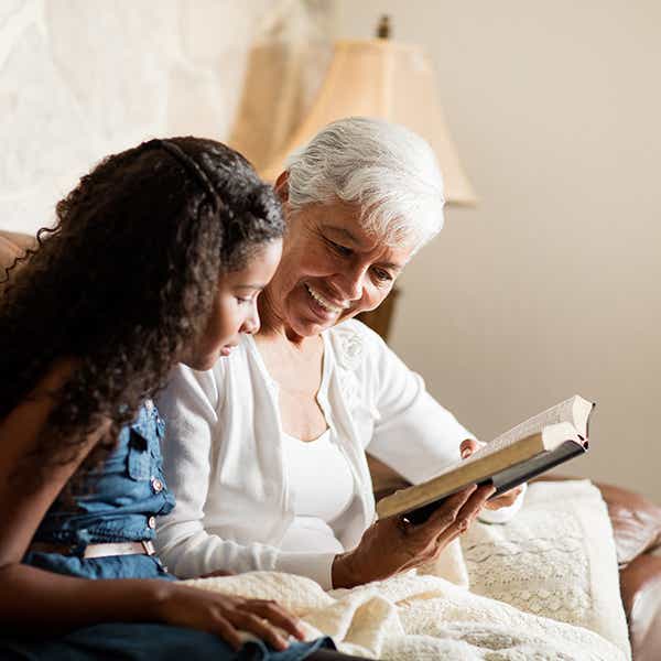 Vererbung von Lungenhochdruck: Alter Mann ließt Mädchen ein Buch vor Vererbung von Lungenhochdruck: Alter Mann ließt Mädchen ein Buch vor