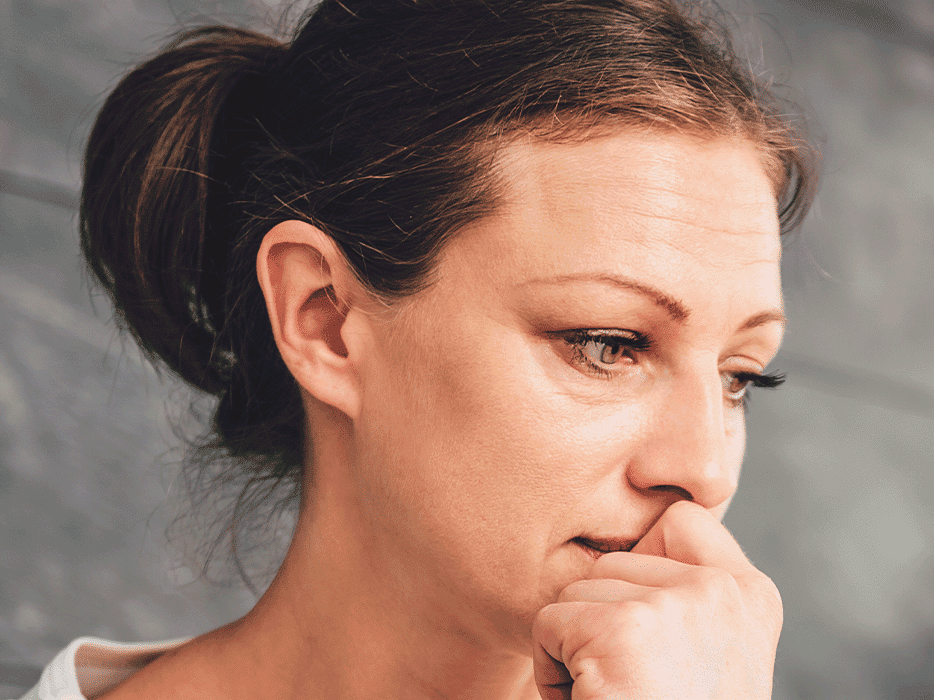 ggd-formen-header-main Großaufnahme einer sorgenvoll vor sich hinblickenden Frau. Symbol für depressive Stimmung.